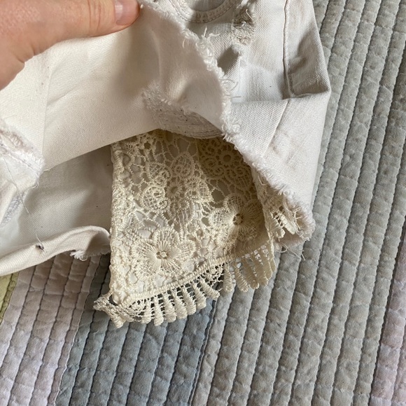 Mudd junior White hi rise shorts size 5 - Picture 3 of 3